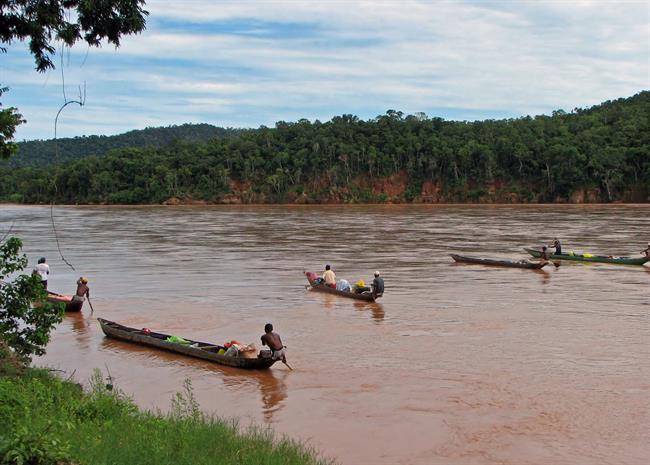 کایاک سواری در رودخانه سیری بیهی نا (Tsiribihina)